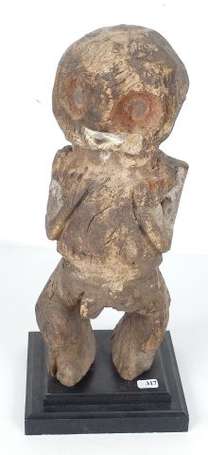 Ancienne statuette masculine en bois léger portant