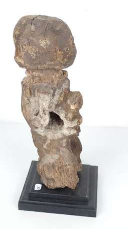 Ancienne statuette masculine en bois léger portant