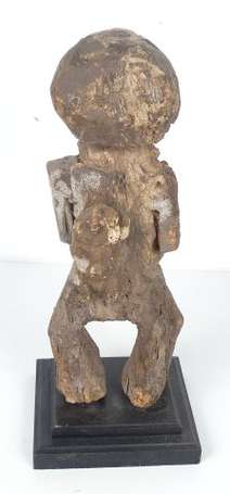 Ancienne statuette masculine en bois léger portant