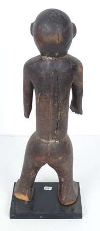 Ancienne statue d'ancêtre en bois dur noirci avec 