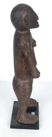 Ancienne statue d'ancêtre en bois dur noirci avec 