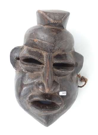 Ancien masque de société secrète en bois dur 