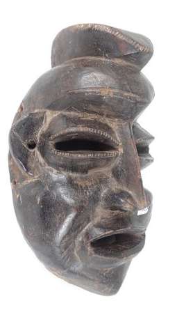 Ancien masque de société secrète en bois dur 