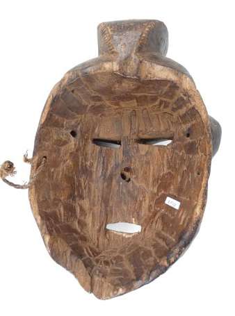 Ancien masque de société secrète en bois dur 