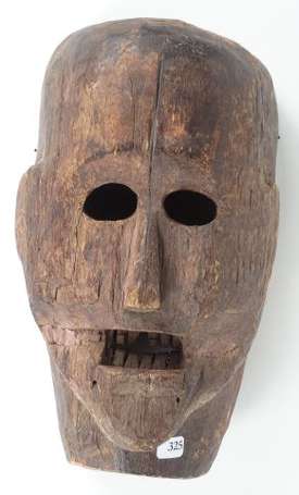 Ancien masque en bois dur aux yeux ronds et aux 