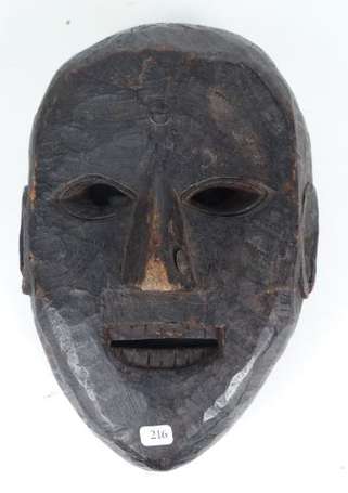 Ancien masque en bois dur aux yeux en amande et à 