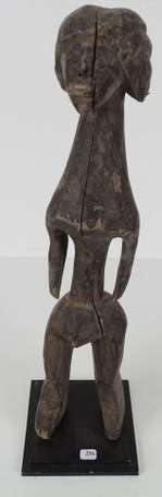 Ancienne figure d'ancêtre en bois dur au décor 