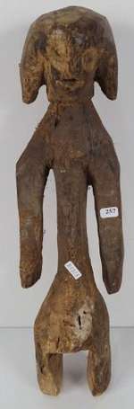 Ancienne figure d'ancêtre en bois léger délavé. 