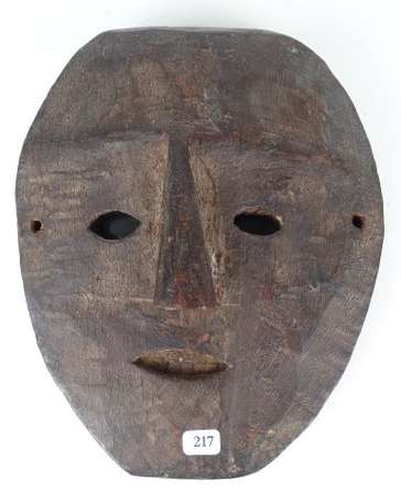 Ancien petit masque plat de chamane en bois dur. 