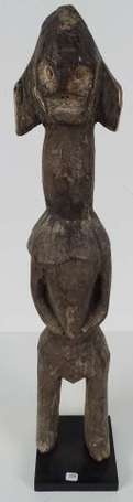 Grande et ancienne figure d'ancêtre en bois dur, 