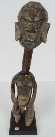 Ancienne et curieuse figure d'ancêtre en bois 