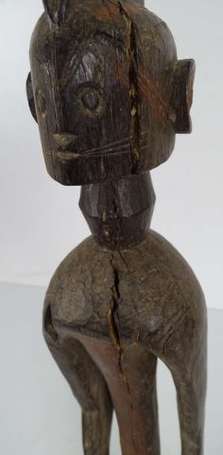 Ancienne figure d'ancêtre en bois dur à patine de 