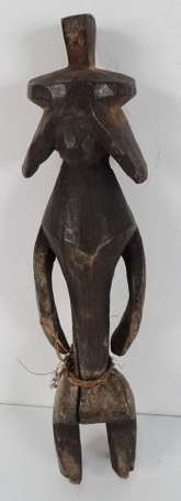 Une ancienne et petite figure votive en bois dur 