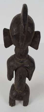 Ancienne et petite figure d'ancêtre sculptée d'une