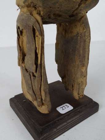 Amusante et ancienne statuette en bois dur. La 