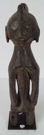 Ancienne statuette d'ancêtre en bois dur les bras 