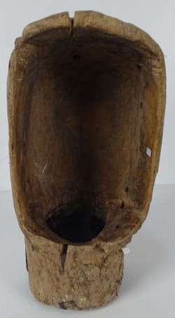 Ancien cimier de danse en bois dur au sujet 