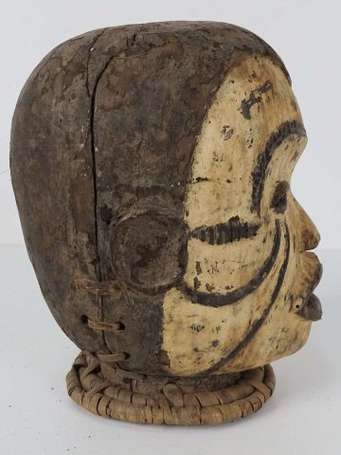 Ancien cimier de danse représentant une tête 