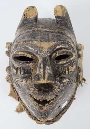 Ancien masque de danse cornu en bois dur. Le 