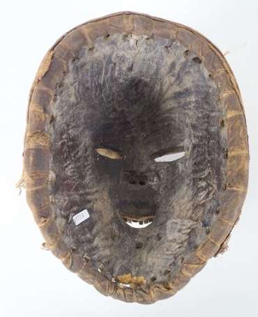 Ancien masque de danse cornu en bois dur. Le 