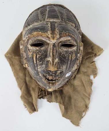 Ancien masque de danse en bois dur polychrome. Le 