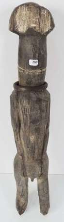 Ancienne figure d'ancêtre en bois très dur. 