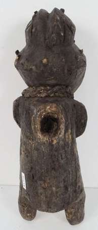 Ancien petit fétiche de case en bois léger décoré 