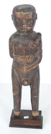 Ancienne statuette d'homme en bois dur portant un 