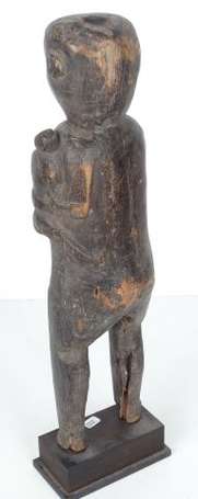 Ancienne statuette d'homme en bois dur portant un 