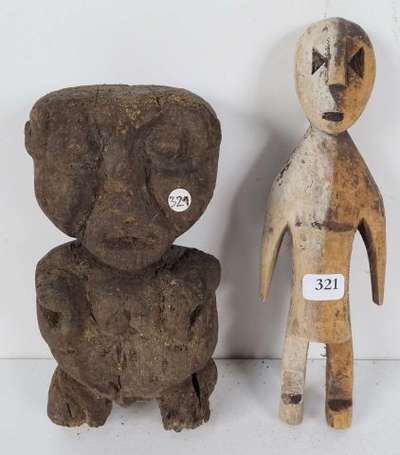Deux anciennes statuettes votives en bois dur à la