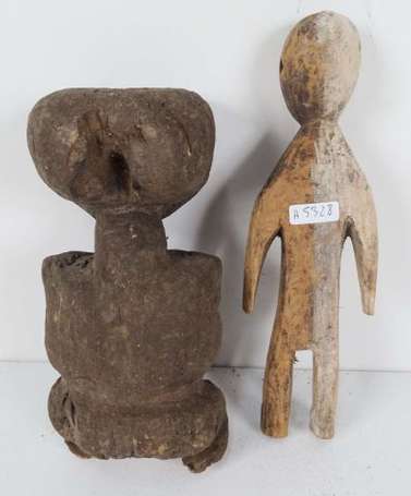 Deux anciennes statuettes votives en bois dur à la