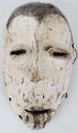 Ancien masque de cérémonie en bois léger recouvert