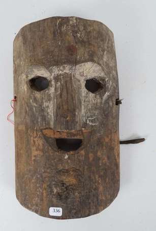 Ancien masque de cérémonie en bois dur à la 