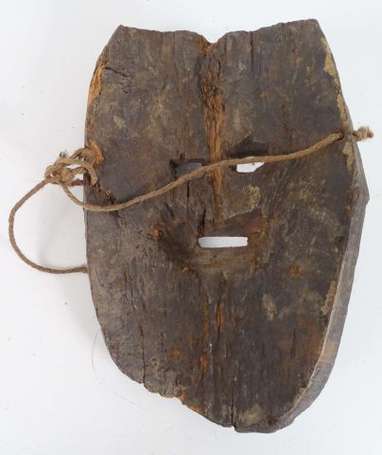 Ancien grand masque plat de cérémonie en bois dur.