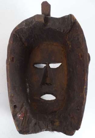 Ancien masque de cérémonie en bois dur à patine de