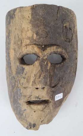 Ancien masque de cérémonie en bois mi-dur. Un 