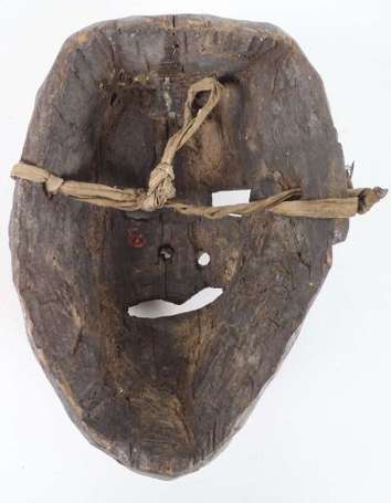 Ancien masque de cérémonie en bois dur la bouche 