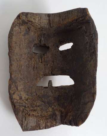 Ancien masque de cérémonie en bois dur à la patine