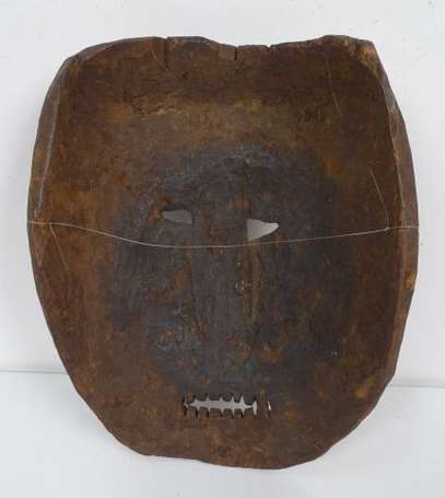 Ancien masque de cérémonie en bois léger la bouche