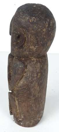 Ancienne statuette d'homme assis en bois dur dans 