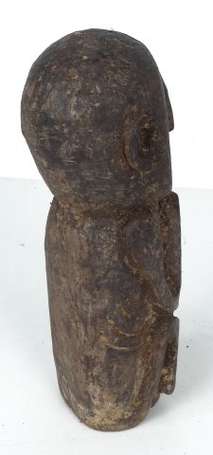 Ancienne statuette d'homme assis en bois dur dans 