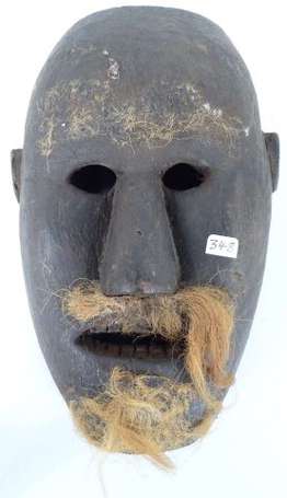 Ancien masque de cérémonie en bois dur, moustache 