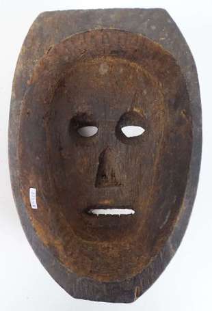 Ancien masque de cérémonie en bois dur, moustache 