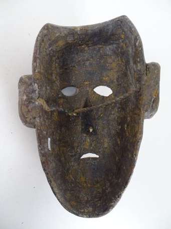 Ancien masque de cérémonie en bois dur à oreilles 