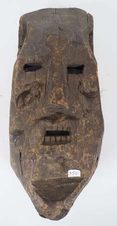 Ancien masque de cérémonie en bois mi-dur à la 