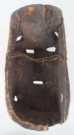 Ancien masque de cérémonie en bois mi-dur à la 