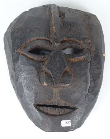 Ancien masque votif en bois mi-dur à la patine 