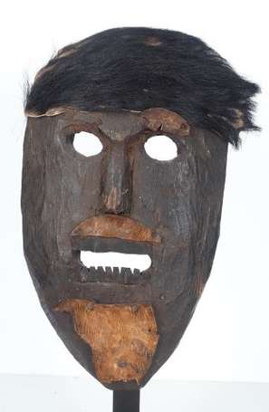 Ancien et grand masque de chamane décoré de poils.