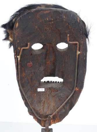 Ancien et grand masque de chamane décoré de poils.