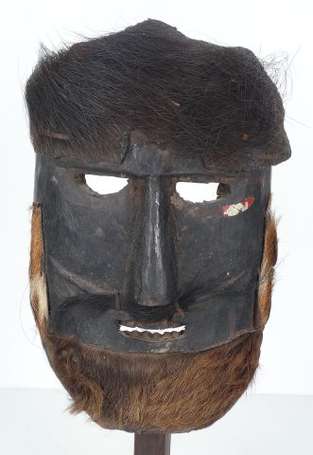 Ancien et grand masque de chamane décoré de dents 